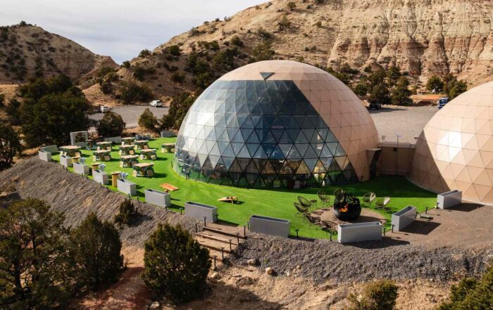 This Futuristic Dome Glamping Resort in Remote Utah Lets You Stargaze From Bed – Glamping Passion